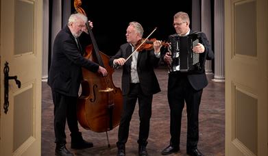 Engegård, Svendsrud og Haugen konsert på Røkenes Gård