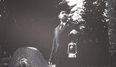 Kirkegårdsvandring - I dødens fotefar