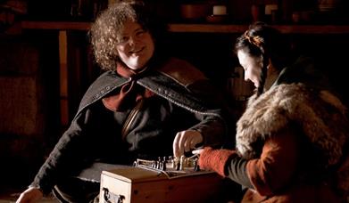 Spill Hnefatafl og sjakk på middelaldergården