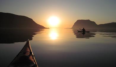 Guidet padling i midnattsol