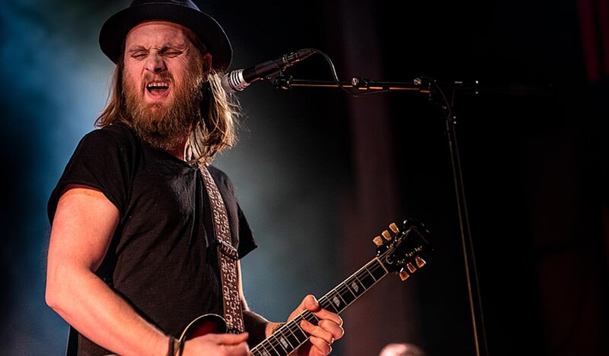Bakgården LIVE presenterer: Erlend Ropstad med band