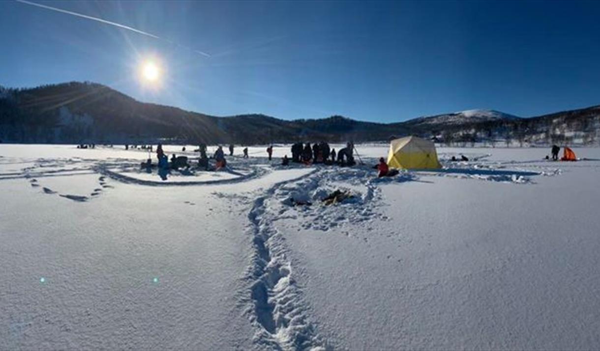 Isfiske og familiedag på Møkkerlandsvatnet