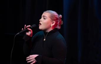 Emilie Fosshaug med band