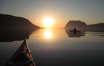 Guidet padling i midnattsol