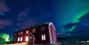 Elgsnes gård under nordlyset i Harstad, Nord-Norge